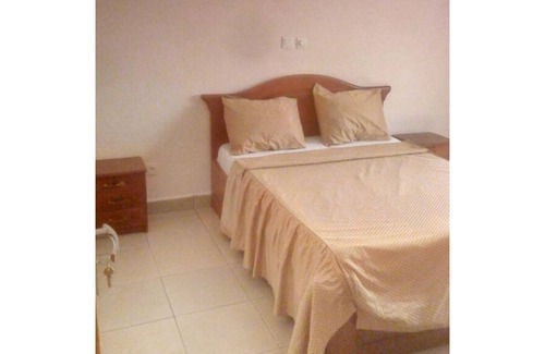 Nanga Eboko Apartamento | APARTAMENTO DE GRACIA DIVINA