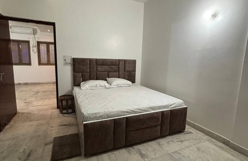 Varanasi Apartamento | "Divine Retreat: Prime Property Near Durga Temple, 500m from Ganga"