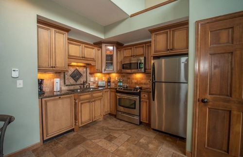 Stanley Hills Condominio | Divine Venetian-style lofted condo with A/C, private outdoor hot tub and patio!
