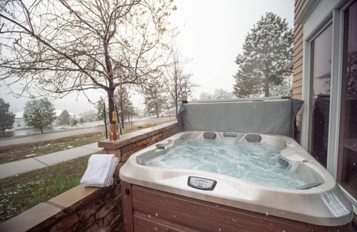 Stanley Hills Condominio | Divine Venetian-style lofted condo with A/C, private outdoor hot tub and patio!