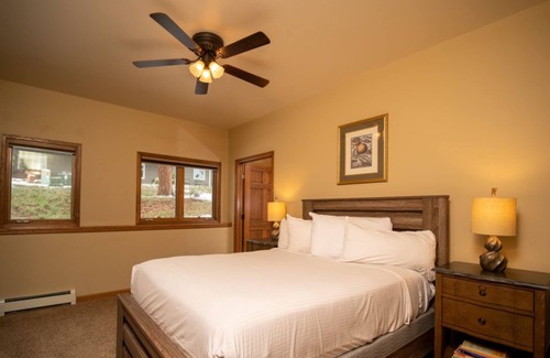 Stanley Hills Condominio | Divine Venetian-style lofted condo with A/C, private outdoor hot tub and patio!