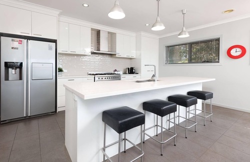 Albury Casa | Divine Views on Roper - Glorious three bedroom, two bathroom townhouse with views to die fo!
