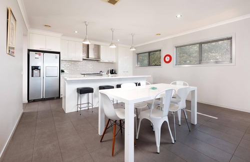 Albury Casa | Divine Views on Roper - Glorious three bedroom, two bathroom townhouse with views to die fo!