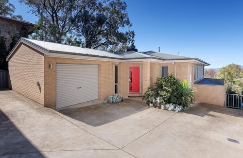 Albury Casa | Divine Views on Roper - Glorious three bedroom, two bathroom townhouse with views to die fo!