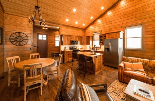 Preston Casa | DMR Cabin 2 | Two-Level | Max Capacity 11
