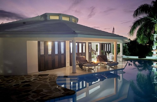 Cabrera Casa | Shell House, un bungalow único con piscina de 14m y vista al mar