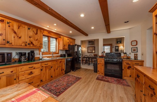 North Glade Hills Casa | Do Friendly Retreat w/ Deck & Meadow Views