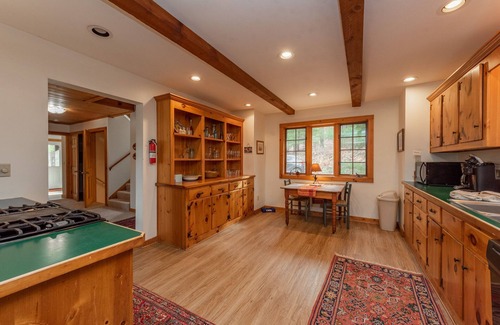 North Glade Hills Casa | Do Friendly Retreat w/ Deck & Meadow Views