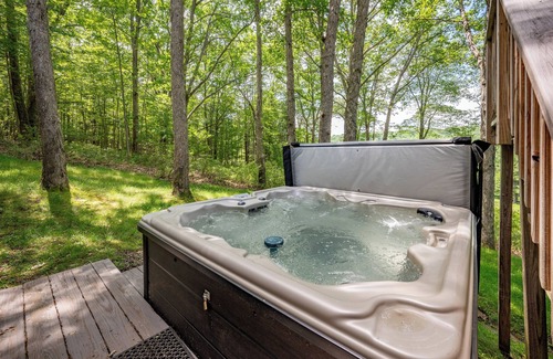 North Glade Hills Casa | Do Friendly Retreat w/ Deck & Meadow Views