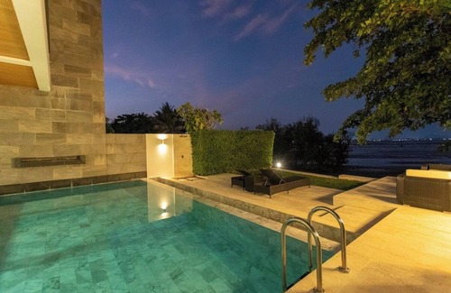 Chalong Casa | Do You Want Luxury Sea views With Beach Access ?