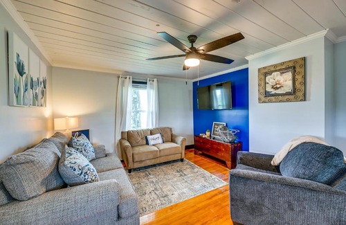 Elkin Casa | Dobson Farmhouse with Scenic Porch - Near Vineyards!