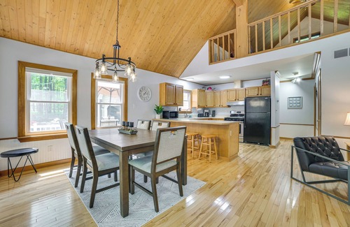 Higgins Lake Cabina | Higgins Lake Retreat w/ Dock Access + Beach Nearby