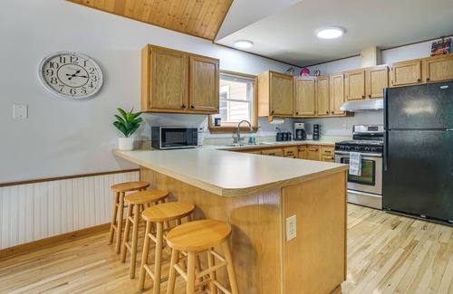 Higgins Lake Cabina | Higgins Lake Retreat w/ Dock Access + Beach Nearby