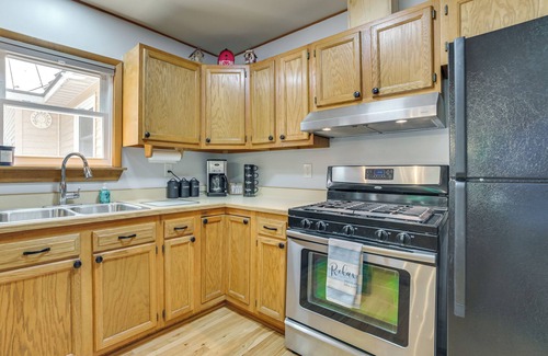Higgins Lake Cabina | Higgins Lake Retreat w/ Dock Access + Beach Nearby