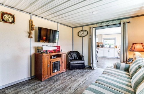 Avenue Cabaña | Dock Access: Waterfront Cottage in Avenue!