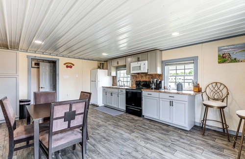 Avenue Cabaña | Dock Access: Waterfront Cottage in Avenue!