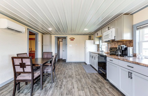 Avenue Cabaña | Dock Access: Waterfront Cottage in Avenue!