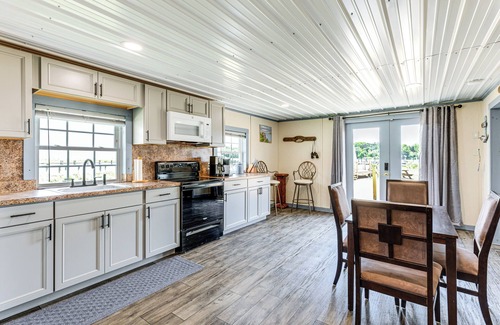 Avenue Cabaña | Dock Access: Waterfront Cottage in Avenue!
