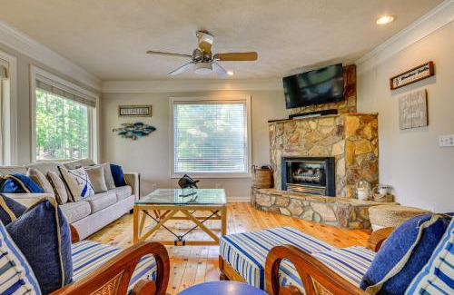 New London Casa | Dock and 2-Story Boat Slip Badin Lake Cabin