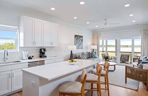 Georgetown Casa | Dock and Dwell at the Winyah Bay Club, Pool, Outdoor Lounge/Grill and Boat Slip included!