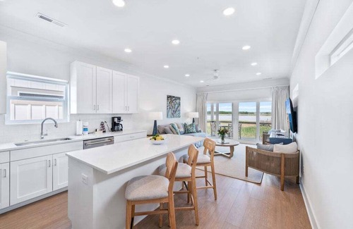 Georgetown Casa | Dock and Dwell at the Winyah Bay Club, Pool, Outdoor Lounge/Grill and Boat Slip included!