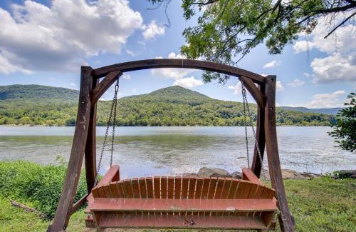 Whiteside Casa | Dock and Hot Tub Tennessee River Cabin Getaway