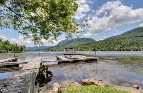 Whiteside Casa | Dock and Hot Tub Tennessee River Cabin Getaway