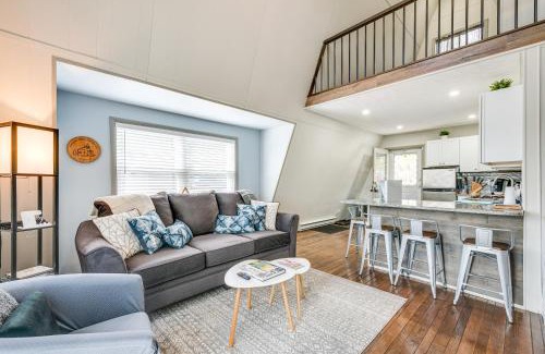 Pocono Summit Casa | Dock and Sunroom Waterfront Home Near Kalahari!