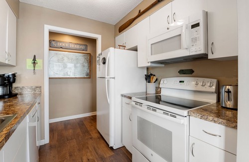 Manteo Condominio | Dock Holiday: Canalfront condo, Water Views, Fisherman's dream with Boat Dock