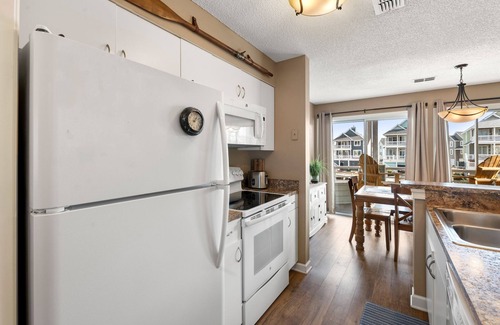 Manteo Condominio | Dock Holiday: Canalfront condo, Water Views, Fisherman's dream with Boat Dock