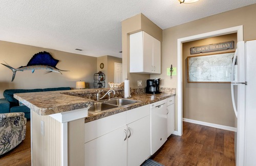 Manteo Condominio | Dock Holiday: Canalfront condo, Water Views, Fisherman's dream with Boat Dock