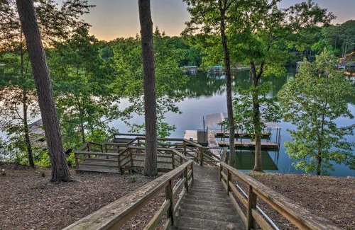 Mid America Casa | Dock, Hot Tub and Kayaks Luxe Hot Springs Lakehouse