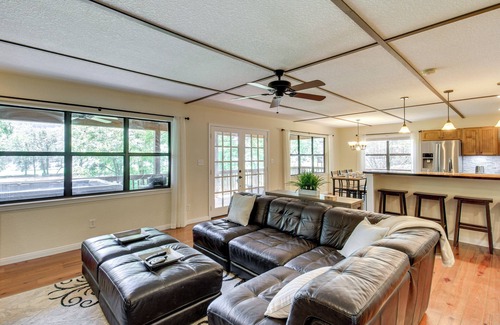 Whiteside Cabina | Dock & Hot Tub: Tennessee River Cabin Getaway