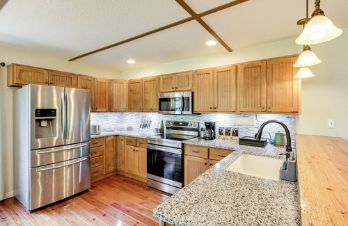Whiteside Cabina | Dock & Hot Tub: Tennessee River Cabin Getaway