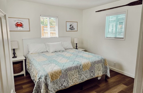 Poulsbo Cabaña | DOCK HOUSE COTTAGE Charming 2-Bedroom Waterfront - Hood Canal / Poulsbo / Lofall