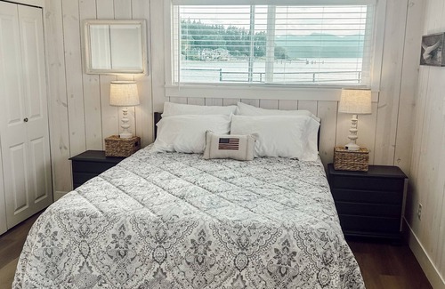 Poulsbo Cabaña | DOCK HOUSE COTTAGE Charming 2-Bedroom Waterfront - Hood Canal / Poulsbo / Lofall