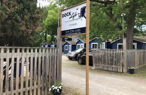 Wasaga Beach Cabaña | Dock Life Cottage 9 - Riverside, 2 Bedroom, Wasaga