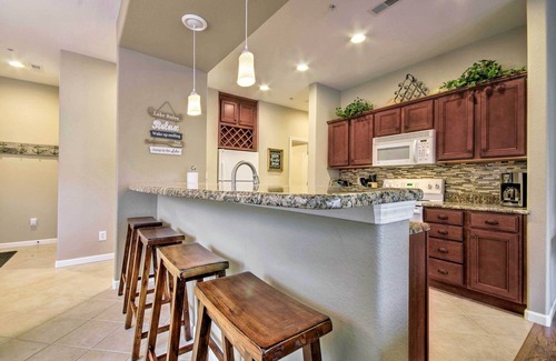 Lake Ozark Condominio | Dock, Slip & Pool: Breezy Lake Ozark Escape
