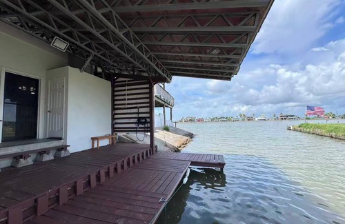 Hitchcock Casa | Dockside Fishing Retreat on the Bayou