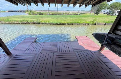 Hitchcock Casa | Dockside Fishing Retreat on the Bayou