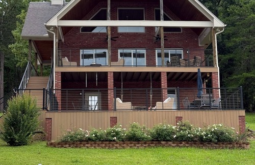 Crane Hill Cabaña | Dockside Retreat — Your Smith Lake Escape
