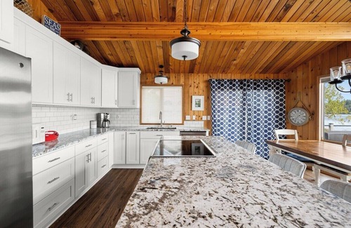 Shelton Casa | Family Fun-Waterfront-Pickleball-Sauna-Pool-kayaks
