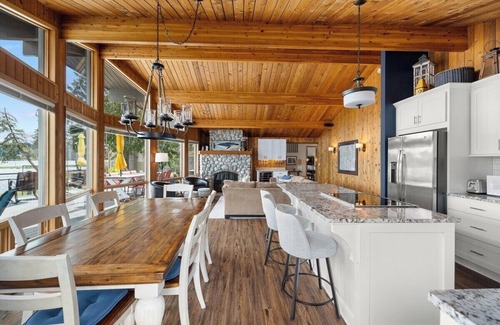 Shelton Casa | Family Fun-Waterfront-Pickleball-Sauna-Pool-kayaks