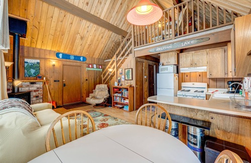 Sierra Tract Cabina | Dog-friendly 2-story cabin with loft, fireplace, board games, & wooded views