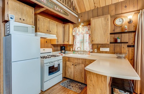 Sierra Tract Cabina | Dog-friendly 2-story cabin with loft, fireplace, board games, & wooded views