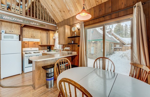 Sierra Tract Cabina | Dog-friendly 2-story cabin with loft, fireplace, board games, & wooded views