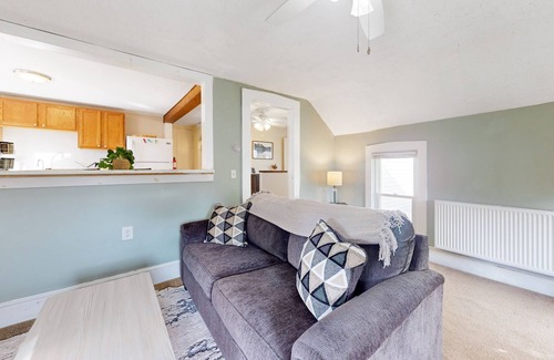 East Haven  Rutland County Casa | Dog-friendly 2nd-floor duplex near Pico & Killington with firepit, W/D, & AC