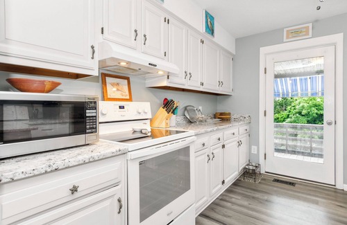 Emerald Isle Casa | Dog-Friendly 3 BR Cottage w/ Fenced Yard, Screened Porch, Decks & Ocean Access