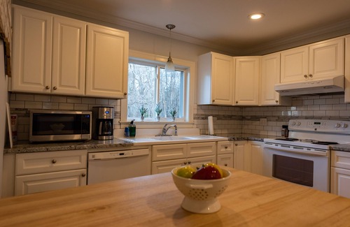 Cape Porpoise Cabaña | Dog Friendly 3 BR Kennebunkport Cottage + Deck/BBQ