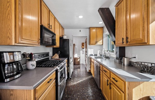 Olympic Valley Cabina | Dog Friendly, 3BR in Olympic Valley, on the Shuttle Route w/ Mountain Views!